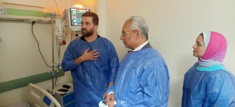 عصام فرحات يزور طالب من الوافدين بالمستشفى الجامعي