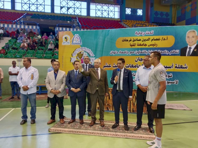 رئيس جامعة المنيا يستقبل شعلة وعلم اسبوع شباب الجامعات الثالث عشر