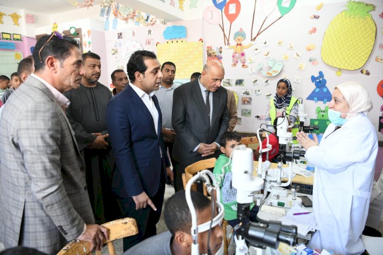 نائب محافظ قنا يتفقد قافلة مبادرة لمصر نبني أجيال للفحص الطبي لأطفال الوقف