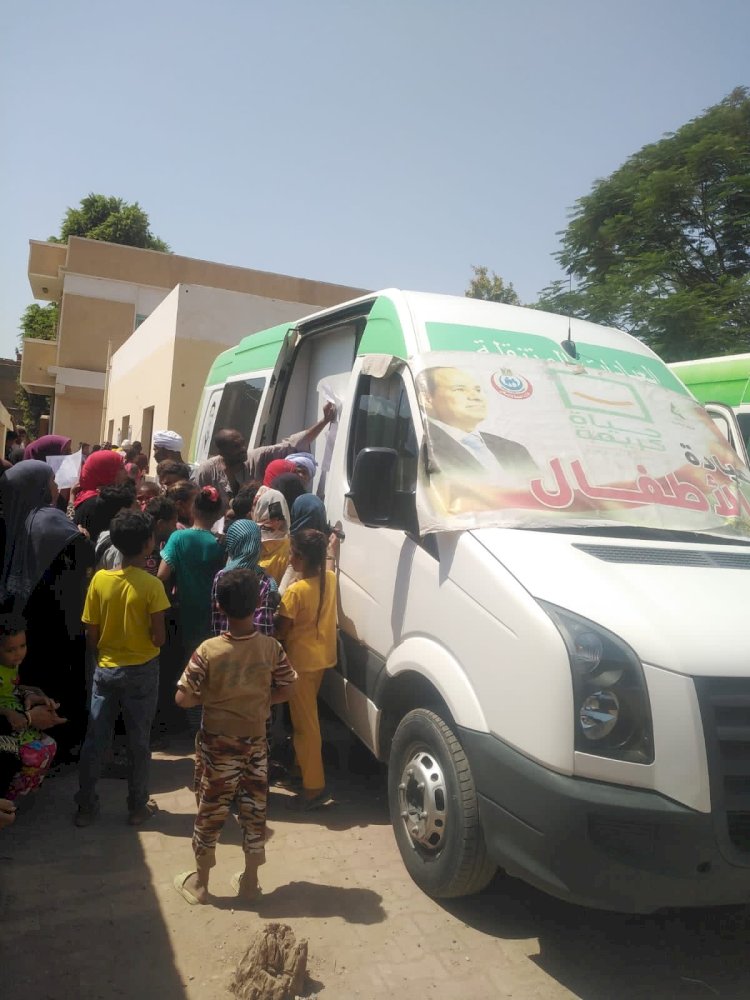 قنا:الكشف علي ١١٣٠ مواطن في قافلة طبية مجانية ضمن حياة كريمة