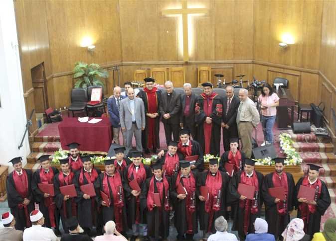 دفعة جديدة من البكالوريوس و الماجستير من كليه اللاهوت الانجيلية بالمنيا