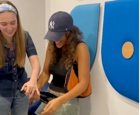 ابنة الهضبة عمرو دياب تحتفل بتوقيع أول عقد غنائي لها بالشمبانيا"حتبقي تريند"