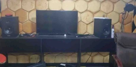 ضبط إستوديو تسجيل صوتى بدون ترخيص بالجيزة