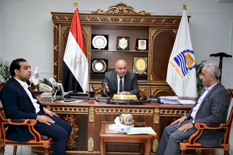 محافظ قنا يستقبل وكيل وزارة الإسكان الجديد بمكتبه