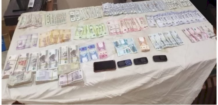 مالك محل مصوغات ذهبية تاجر نقد اجنبي