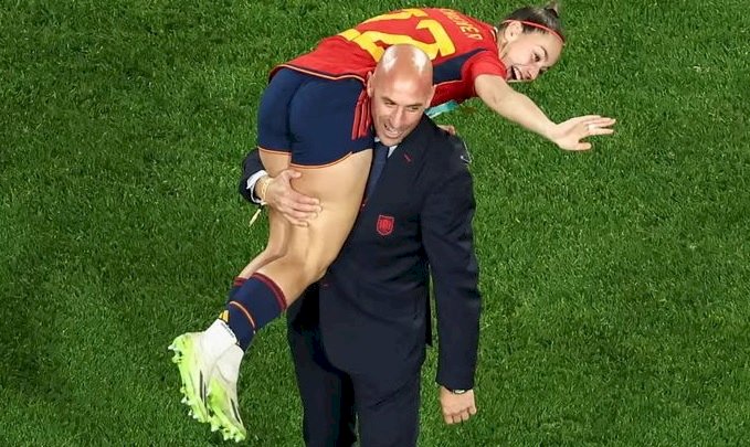 سر تأخير رئيس الاتحاد الاسباني لكرة القدم في تقديم استقالته