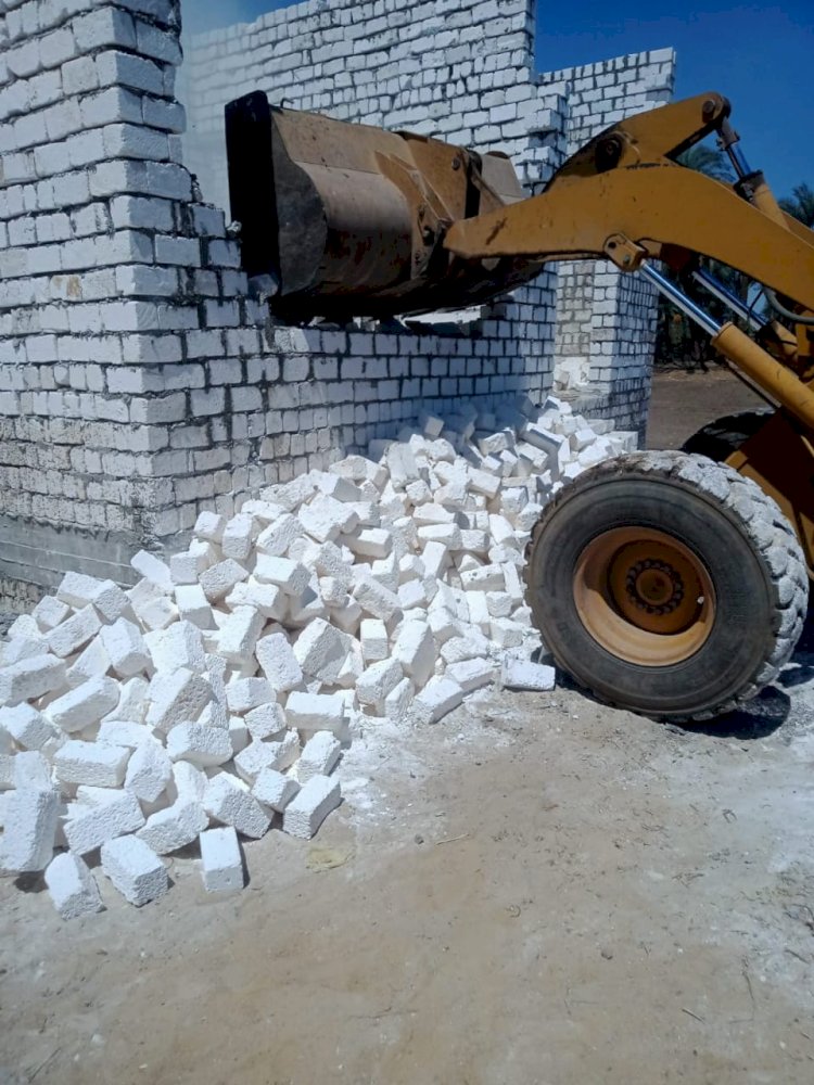 ازالة ١٣٠ حالة تعدي بالبناء المخالف علي اراضي الدولة بالمنيا