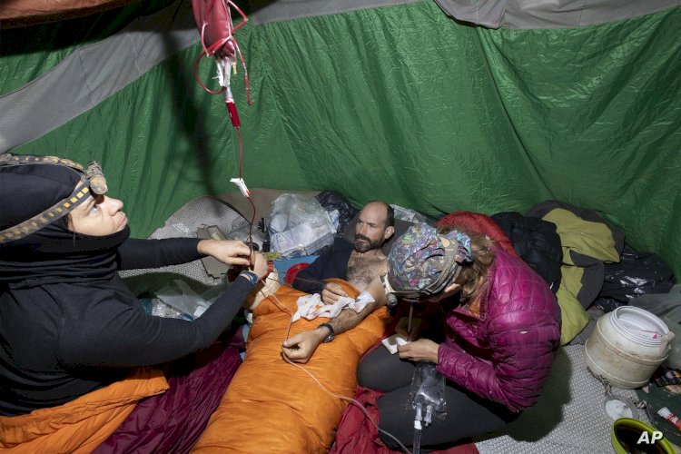 انقاذ مارك الأمريكي من داخل الكهف التركي بعد عدة أيام من المعاناه