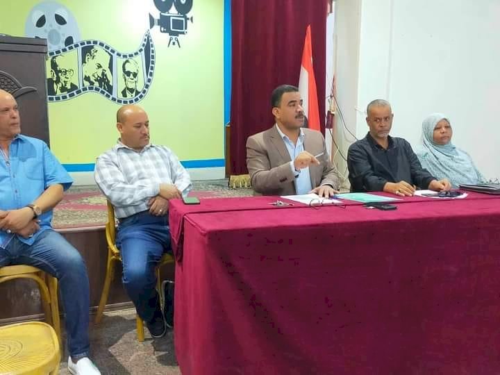 مدير عام إدارة قنا التعليمية يعقد اجتماعًا موسعًا مع مديرى المدارس الابتدائية