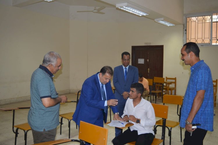 رئيس جامعة جنوب الوادي يتفقد امتحانات دور سبتمبر بكلية الحقوق