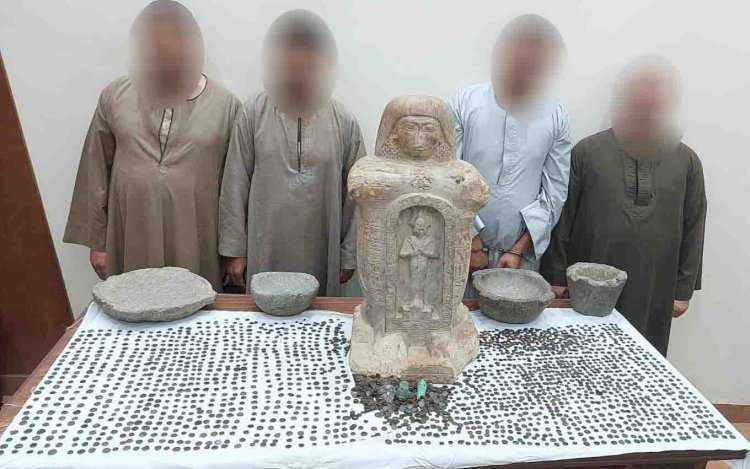 ضبط" ٤ "أشخاص بحوزتهم قطع اثرية بسوهاج