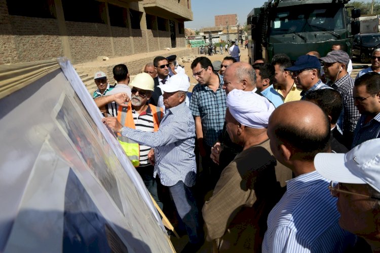 محافظ قنا: إنشاء محور  جديد للقطار الكهربائي السريع والسيارات أعلي النيل