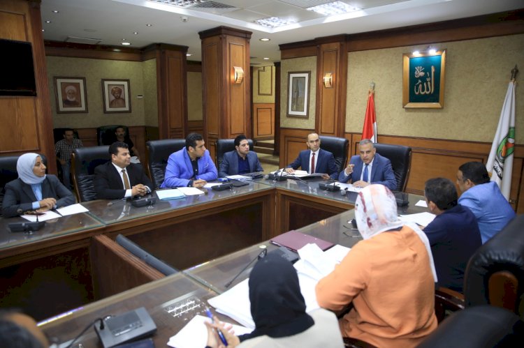 محافظ سوهاج يراجع  تراخيص اعمال البناء