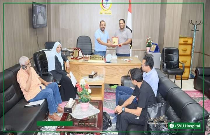 مستشفيات قنا الجامعية تكرم مدير وحدة جودة الخدمات الصحية السابق     