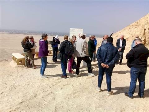 وفود من إنجلترا وألمانيا تزور آثار تل العمارنة وبني حسن وتونا الجبل في المنيا