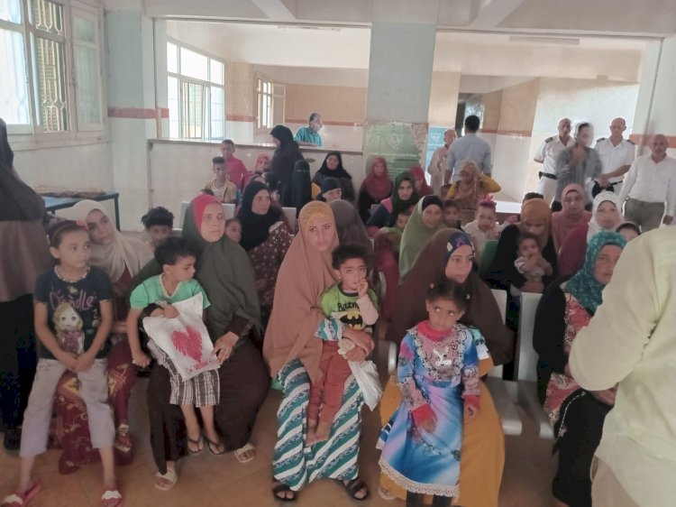 قافلة جامعة المنيا التنموية تشهد إقبالاً كثيفًا من أهالي صندفا