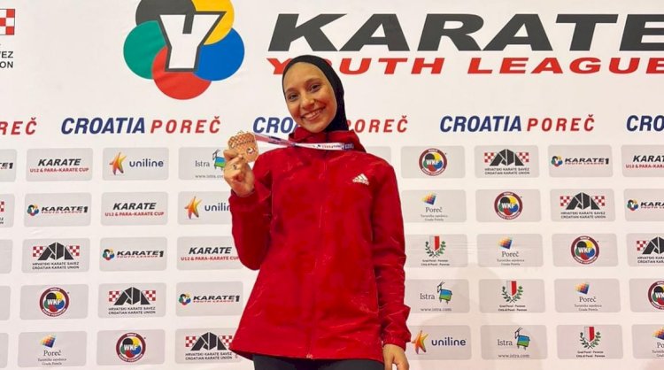 أشرف صبحي يكرم بطلة الكاراتيه هاجر فتحى لاعبة نادي الغردقة الرياضى