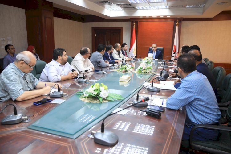 الفقي يعقد اجتماع لتطوير قصر ثقافة سوهاج