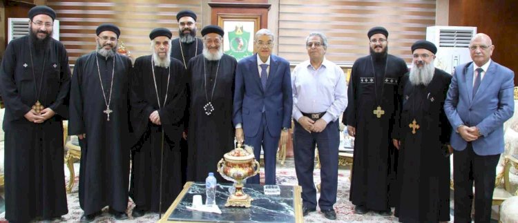 محافظ المنيا يستقبل وفدا من ايبارشية سمالوط للتهنئة بالمولد التبوي