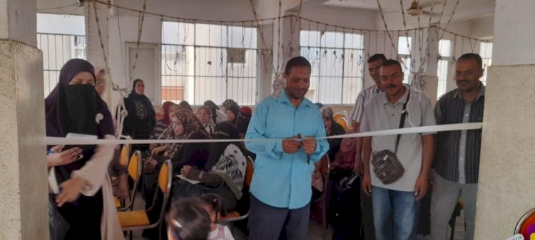 قاصد يفتتح معرض الوسائل التعليميه بمدارس التعليم المجتمعي بفرشوط