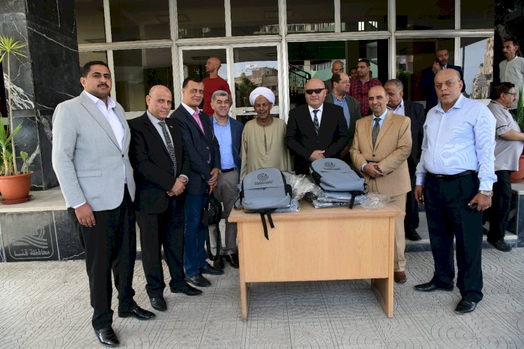 الداودي يسلم 1500 شنطة مدرسية للطلاب الأولي بالرعاية في قنا
