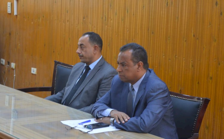 عميد حقوق قنا يلتقي بالهيئة المعاونة استعدادا للعام الدراسي