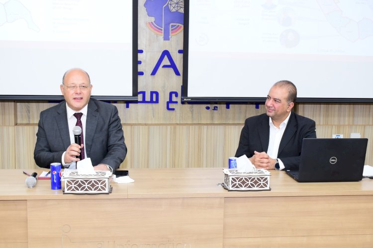 رئيس جامعة سوهاج يكرم خريجي برنامج سفراء التكنولوجيا وطلاب التدريب الصيفي