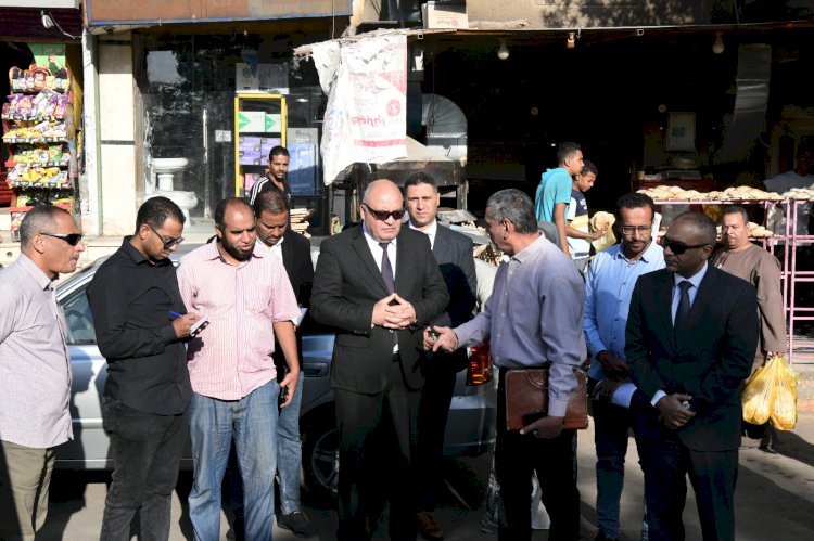 للوقوف علي معدلات رصف الطرق .. محافظ قنا يجرى جولة ميدانية بشوارع المدينة