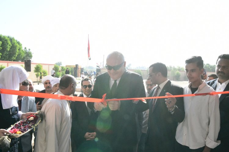 برعايه آل المرزوق.. محافظ قنا يفتتح مدرستين ومعهد أزهري بقرية المحروسة