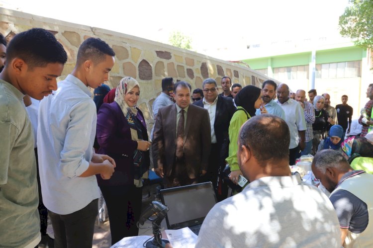 رئيس جامعة جنوب الوادي يتفقد حملة التبرع بالدم لدعم الأشقاء في فلسطين