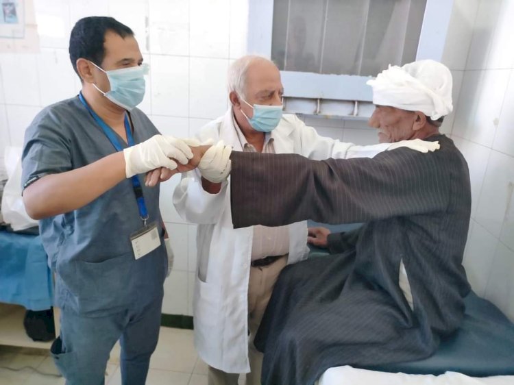 توقيع الكشف الطبي على 1892 حالة خلال قافلة علاجية بقرية الأشمونين بمركز ملوي بالمنيا