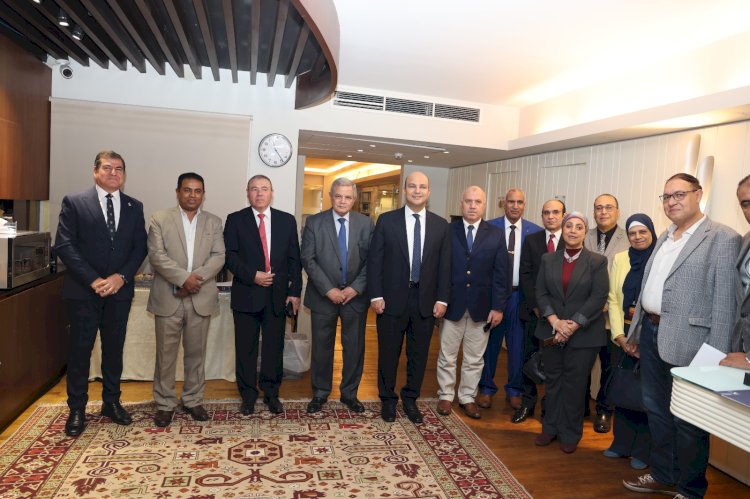 رئيس “القابضة للمياه” يكرم المشاركين فى برنامج الدراسات التدريبية