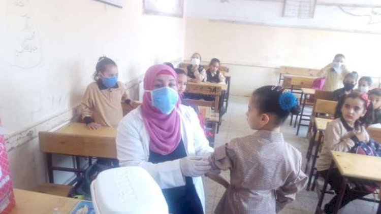 تطعيم 300 ألف طالب ضد الالتهاب السحائي والتطعيم الثنائي بمدارس المنيا