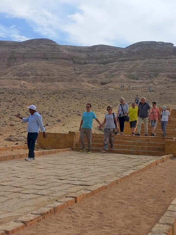 وفد سياحي برتغالي يزور المناطق الاثرية بالمنيا