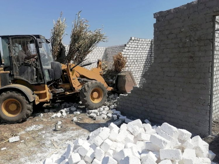 ازالة "٣٣"حالة تعدي علي الاراضي الزراعية بالبلينا بسوهاج