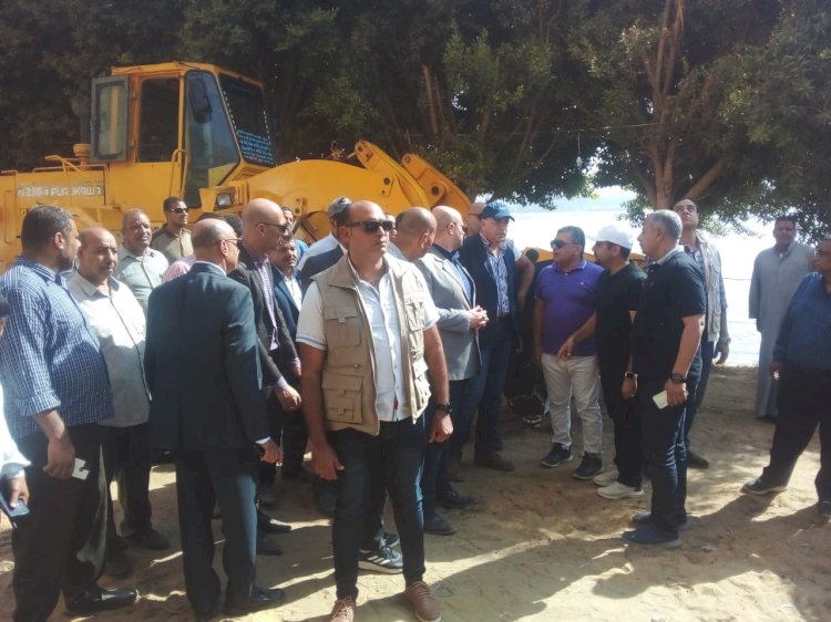 وزير الري ومحافظ بني سويف يشرفان علي ازالة مباني مخالفة علي نيل الفشن