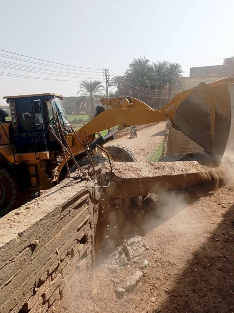 ازالة التعدي علي الاراضي الزراعية بسوهاج