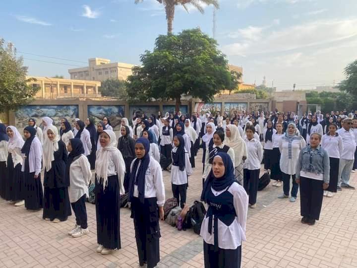 طالبات مدرسة ثانوية بالمنيا يتضامنون مع القضية الفلسطينية بالأعمال الفنية