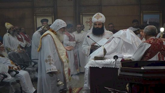 إيبارشية المنيا تحي ذكرى شهداء دير الأنبا صموئيل ووضع باقة من الزهور على أجسادهم