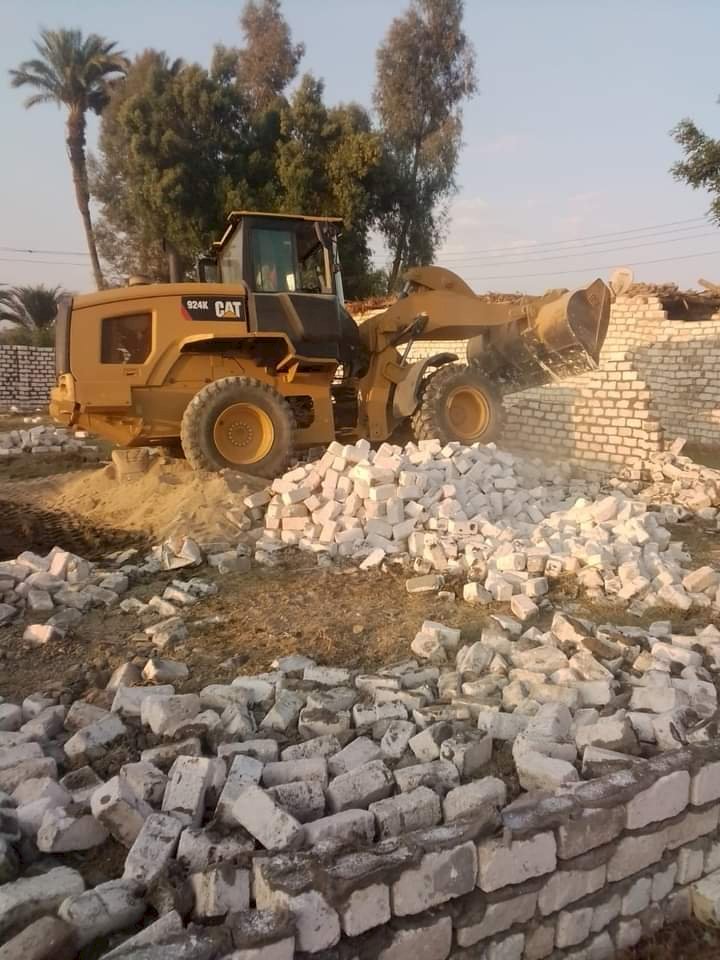 ازالة التعدي علي الاراضي الزراعية بقنا