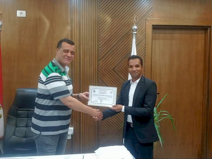 تكريم خريجي دورة القيادة التربوية والأمن القومي بقنا