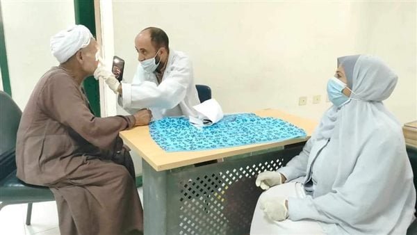 توقيع الكشف الطبي على 1764 حالة خلال قافلة طبية بقرية الإدارة بمركز ملوى بالمنيا
