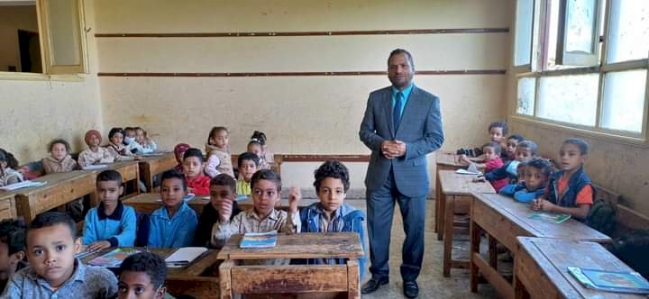 قاصد يتابع انتظام الدراسة بمدرسة العمدة عبدالحكم للتعليم الأساسي بأبو تشت