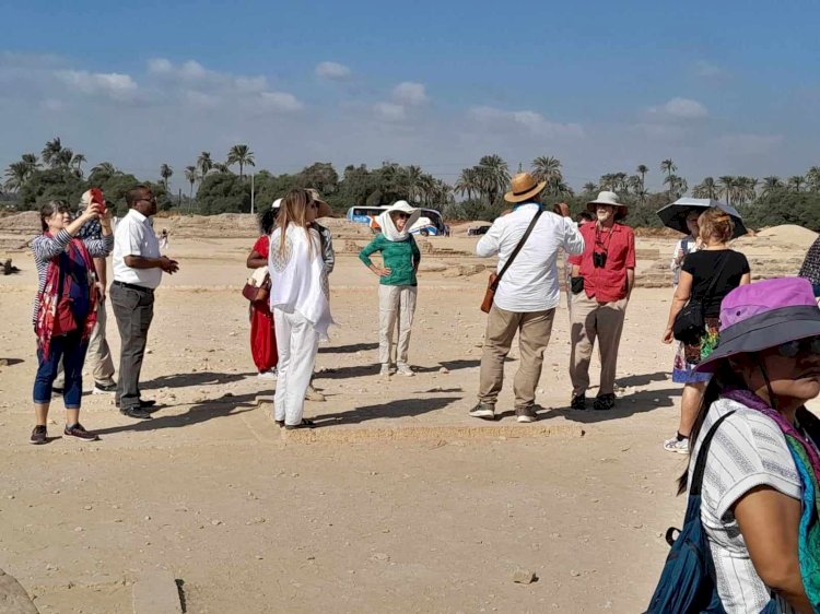 وفد سياحي متعدد الجنسيات يزور المناطق الاثرية بالمنيا