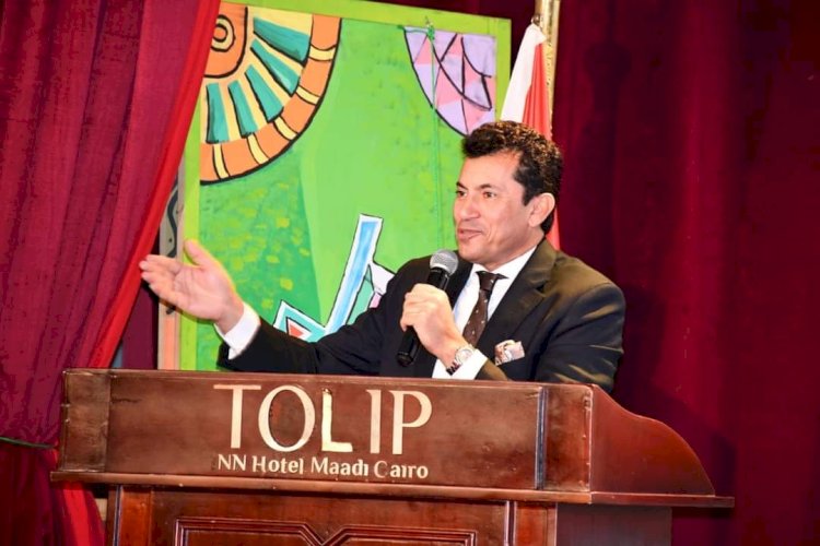 أشرف صبحي ود.ماجد العزازي يقومان بتدشين متطوعي فريق مراكز شباب مصر