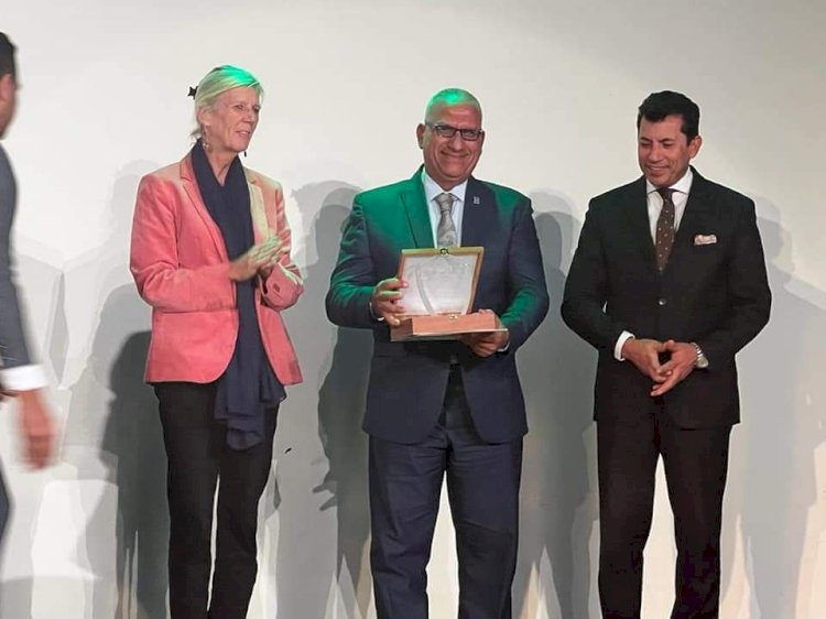 أشرف صبحي يكرم وكيل وزارة الشباب والرياضة بالبحر الأحمر