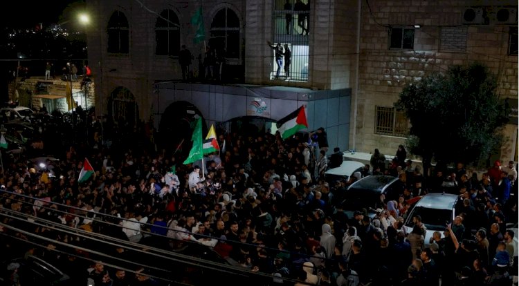 فرحة الفلسطينيين بالأسري تهزم  قنابل ورصاص الإحتلال النازي
