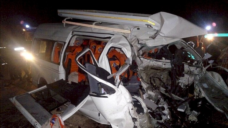 في حادث بشع مصرع 14 شخصا بعد تصادم ميكروباص بسيارة نقل  بالمنيا