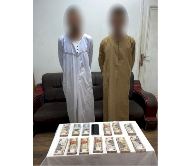 متهمين نصبا علي سائق واستوليا منه علي مبلغ مالي