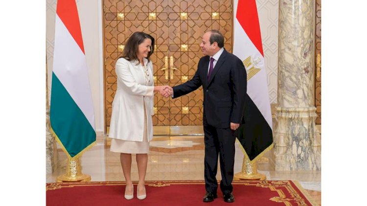 في أول زيارة لمصر : الرئيس السيسي يستقبل رئيسة المجر بقصر الاتحادية